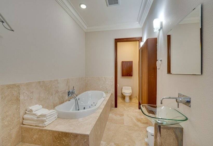 Groveland Home W/ Pool: Luxurious Lakefront Oasis!