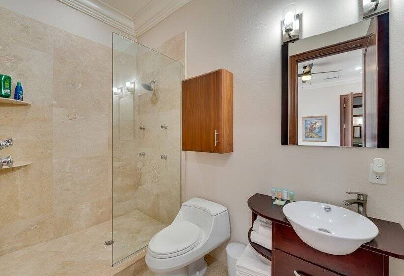 Groveland Home W/ Pool: Luxurious Lakefront Oasis!