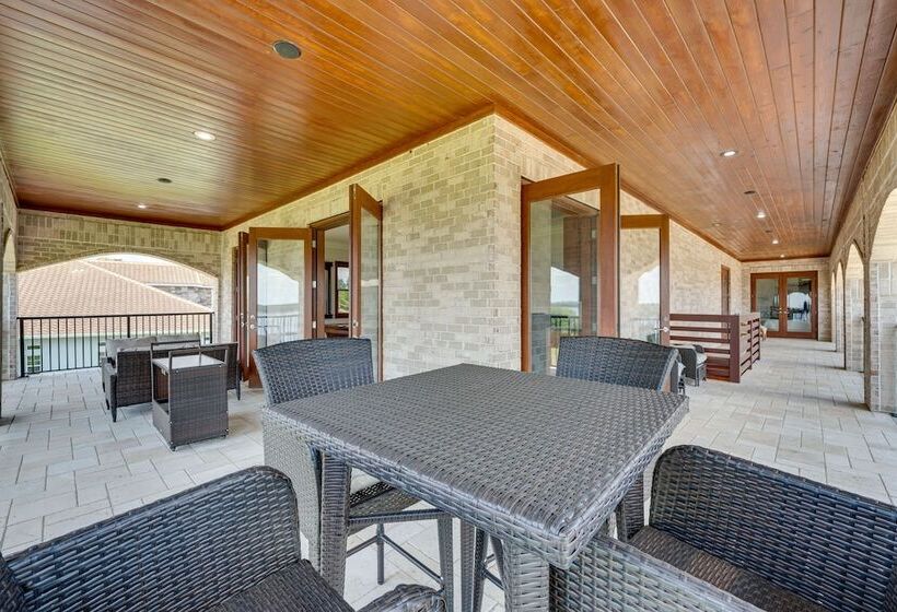 Groveland Home W/ Pool: Luxurious Lakefront Oasis!