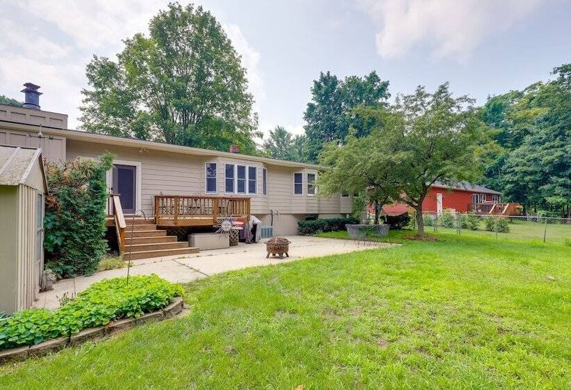 Hart Haven W/ Cozy Fireplace, Deck & Grill!