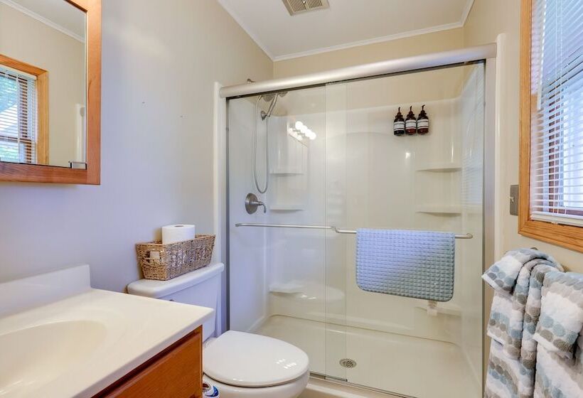 Hart Haven W/ Cozy Fireplace, Deck & Grill!