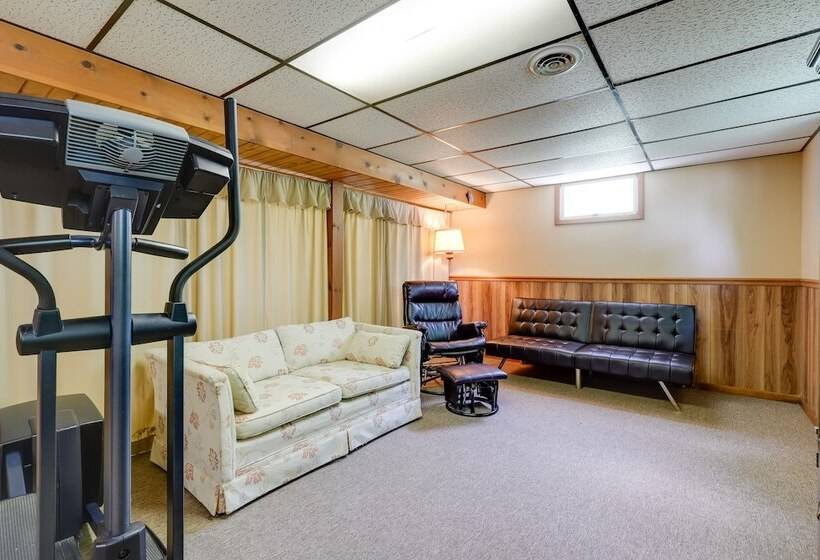 Hart Haven W/ Cozy Fireplace, Deck & Grill!