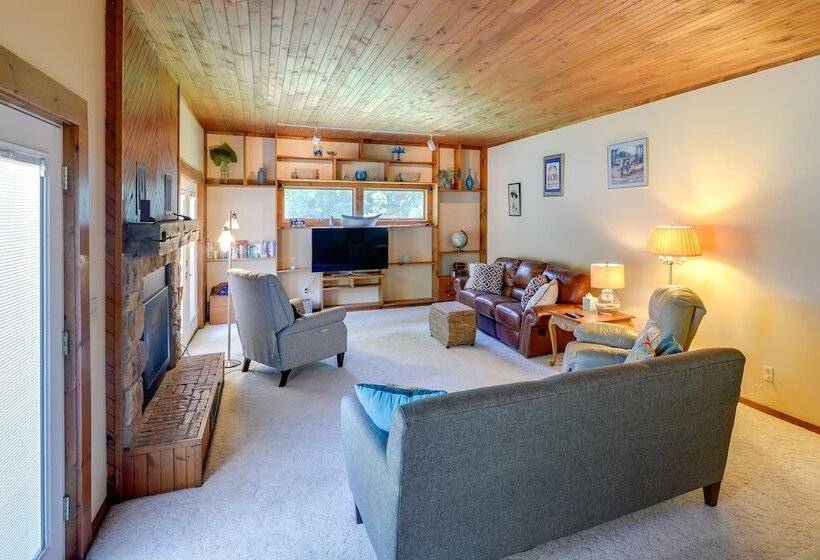 Hart Haven W/ Cozy Fireplace, Deck & Grill!