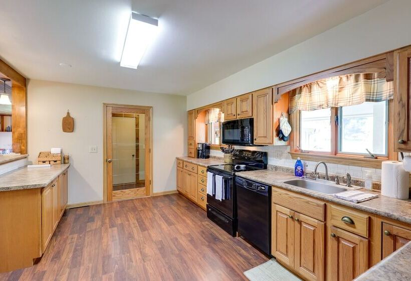 Hart Haven W/ Cozy Fireplace, Deck & Grill!