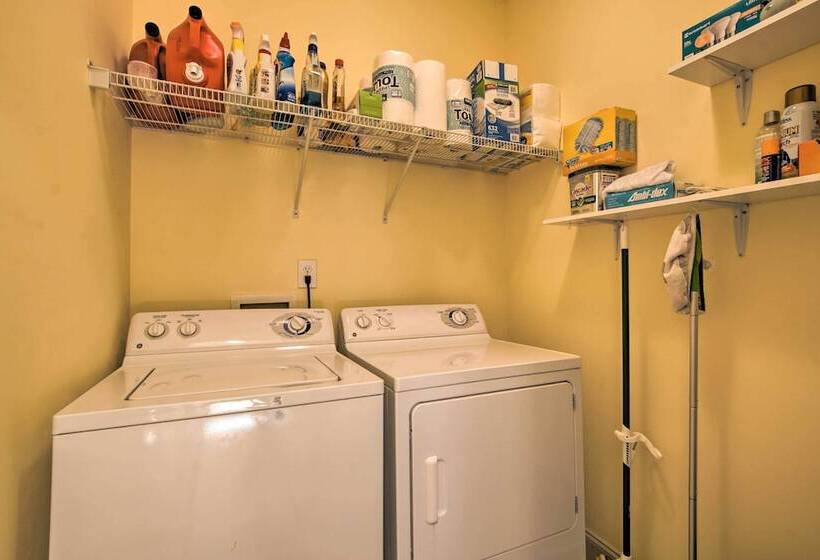 Homey Southport Retreat ~ 8 Mi To Downtown!