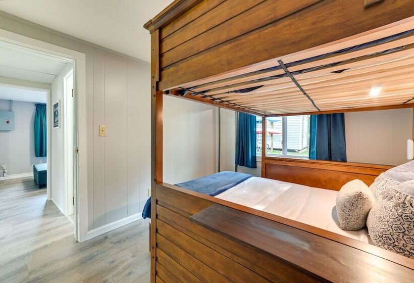 Houghton Lake Family Cottage W/ Game Room!