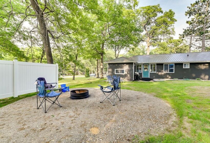 Houghton Lake Family Cottage W/ Game Room!