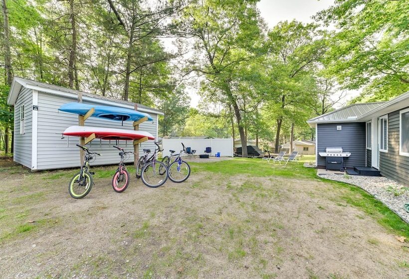 Houghton Lake Family Cottage W/ Game Room!
