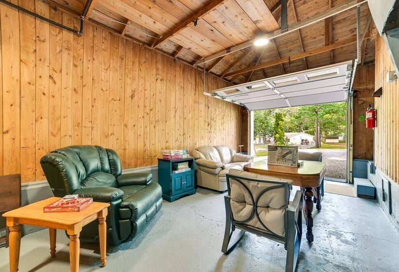 Houghton Lake Family Cottage W/ Game Room!