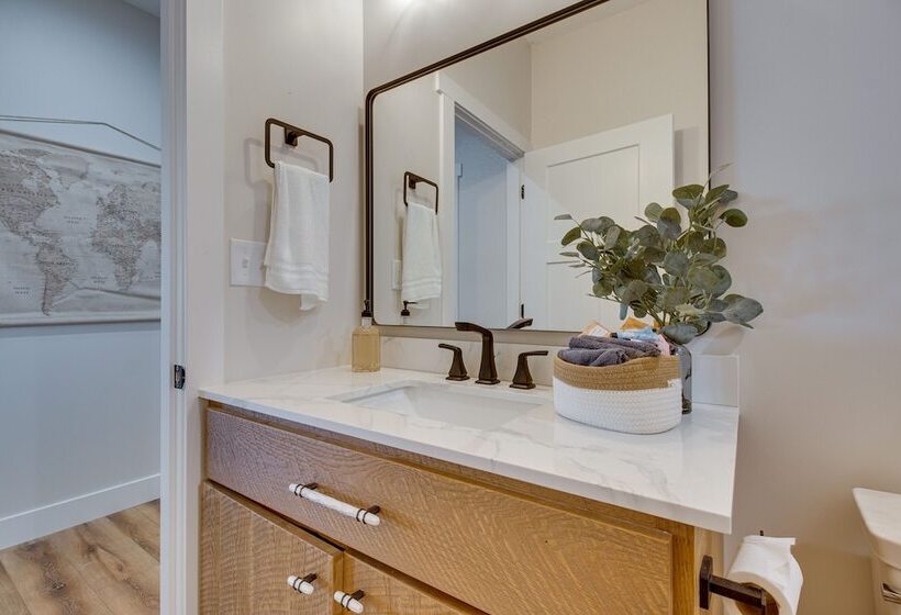 Idyllic Williamstown Retreat W/ Hot Tub & Pool!