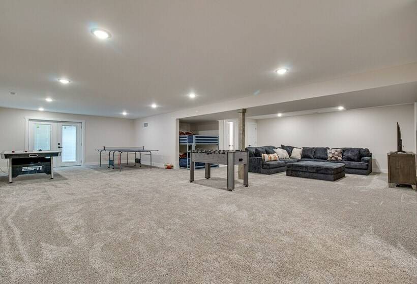 Idyllic Williamstown Retreat W/ Hot Tub & Pool!