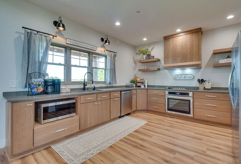 Idyllic Williamstown Retreat W/ Hot Tub & Pool!