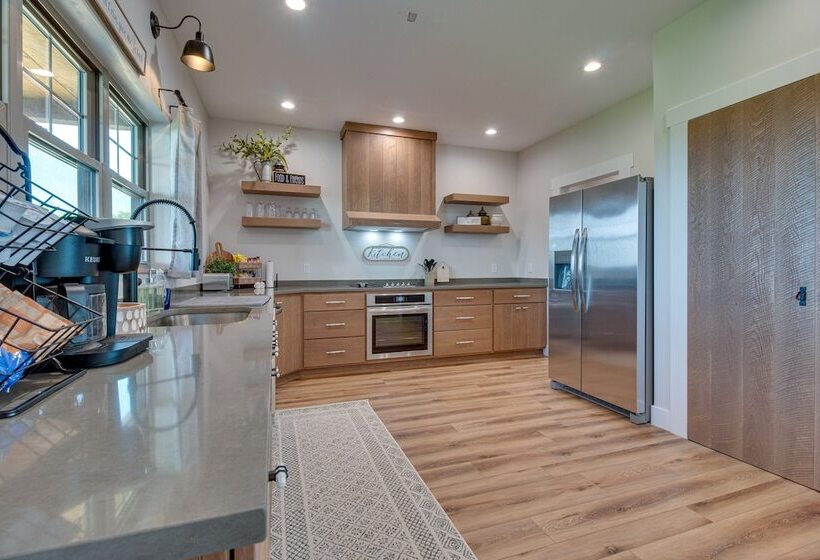 Idyllic Williamstown Retreat W/ Hot Tub & Pool!