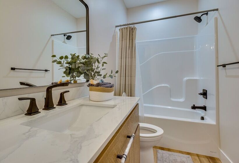 Idyllic Williamstown Retreat W/ Hot Tub & Pool!