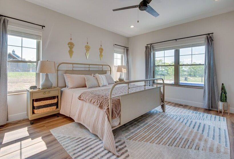 Idyllic Williamstown Retreat W/ Hot Tub & Pool!