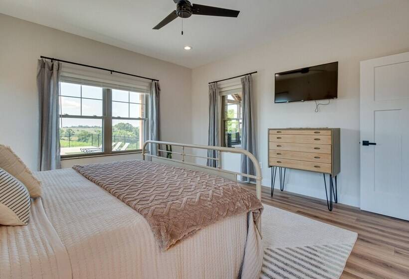 Idyllic Williamstown Retreat W/ Hot Tub & Pool!