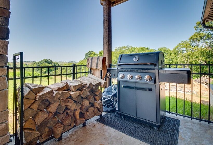 Idyllic Williamstown Retreat W/ Hot Tub & Pool!