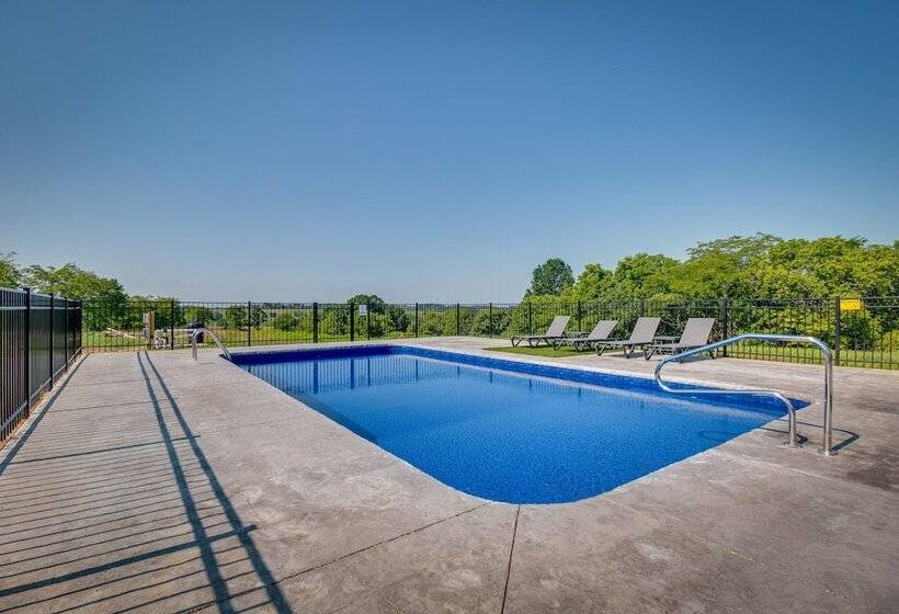 Idyllic Williamstown Retreat W/ Hot Tub & Pool!