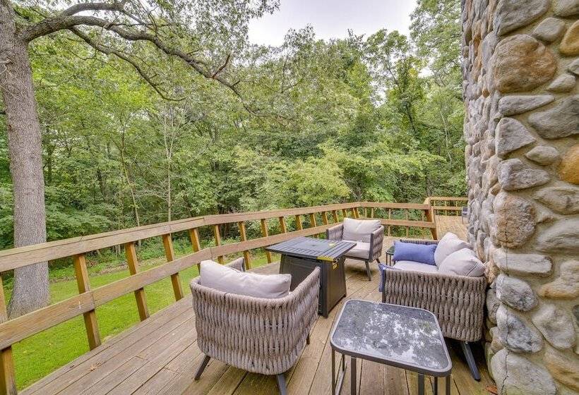 Illinois Cabin W/ Wraparound Deck & Fireplaces