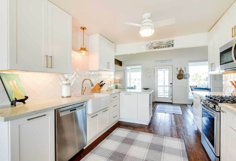 < 1 Mi To Ocean: Water View Home In Jamaica Beach