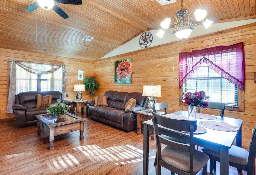 Kilgore Gem: Pet Friendly Cabin W/ Duck Pond!