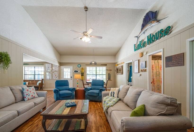 Yard, Dock & Boat Slip: Lake Bridgeport Cabin!