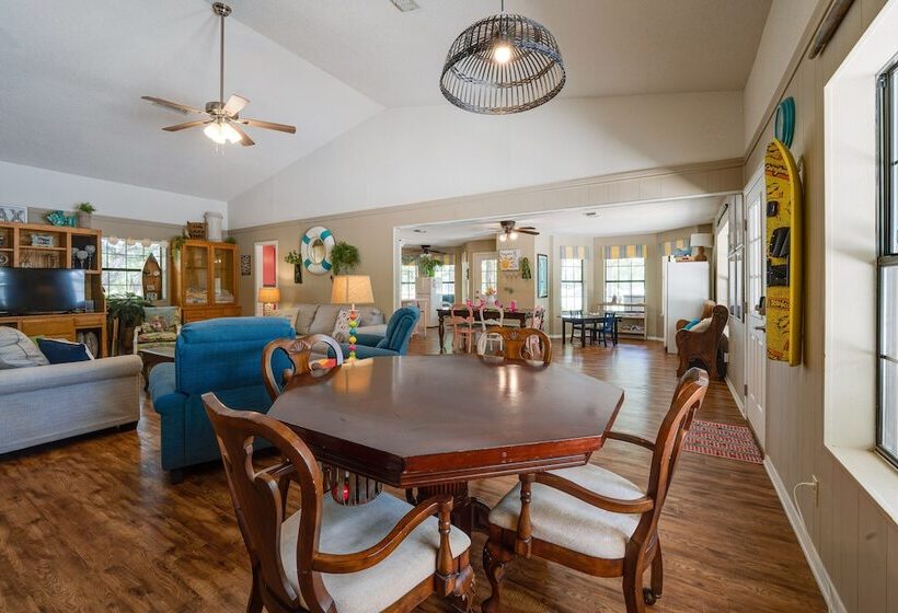 Yard, Dock & Boat Slip: Lake Bridgeport Cabin!