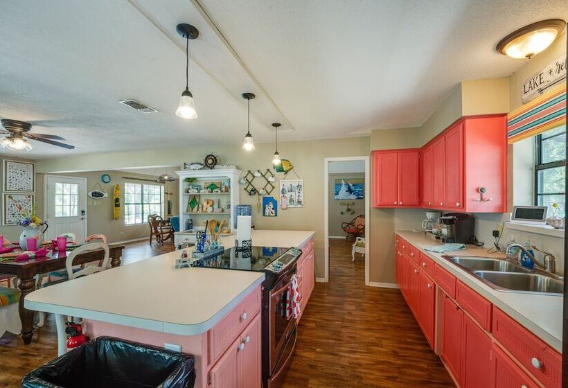 Yard, Dock & Boat Slip: Lake Bridgeport Cabin!