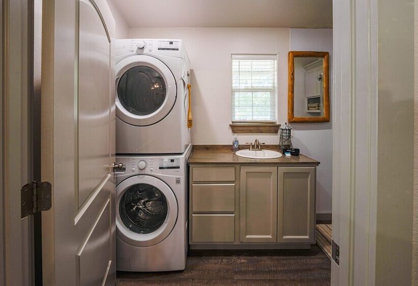 Yard, Dock & Boat Slip: Lake Bridgeport Cabin!