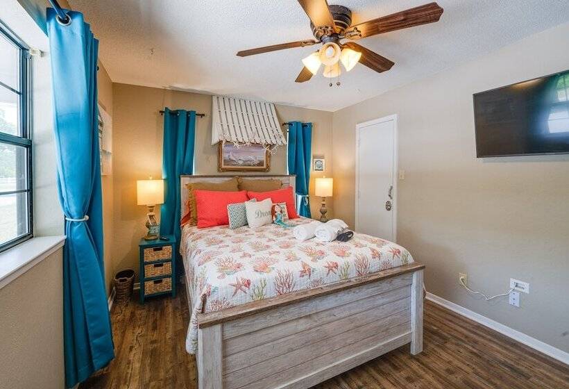 Yard, Dock & Boat Slip: Lake Bridgeport Cabin!