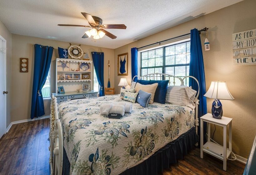 Yard, Dock & Boat Slip: Lake Bridgeport Cabin!