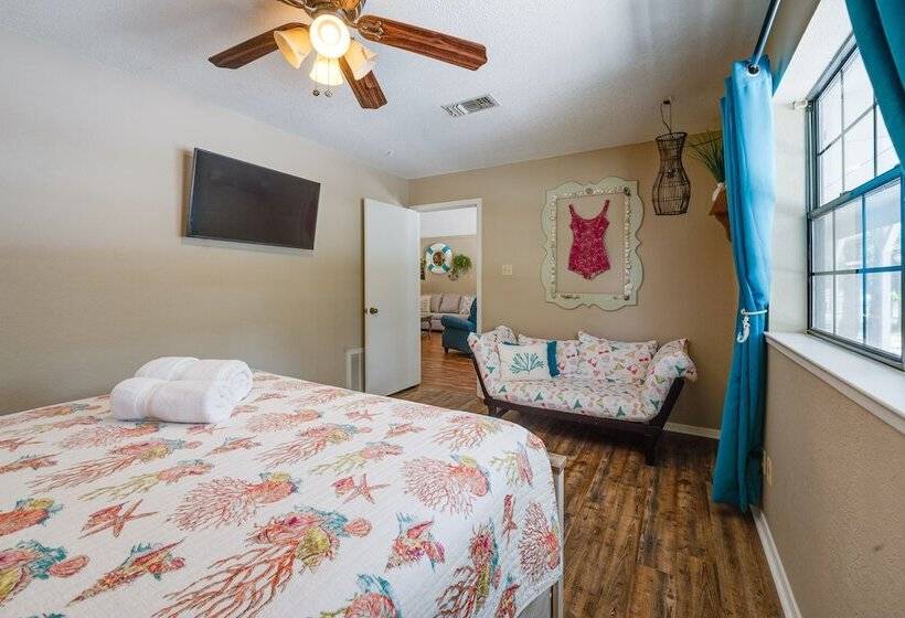 Yard, Dock & Boat Slip: Lake Bridgeport Cabin!