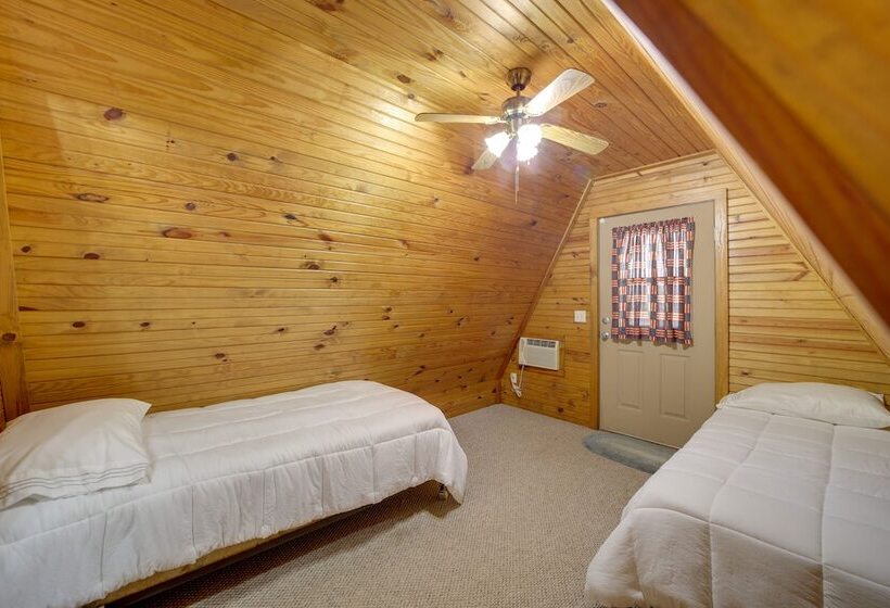 Lake Eufaula Retreat W/ Boat Slip & Fireplace!