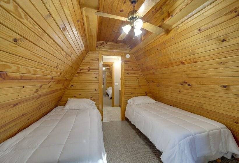 Lake Eufaula Retreat W/ Boat Slip & Fireplace!