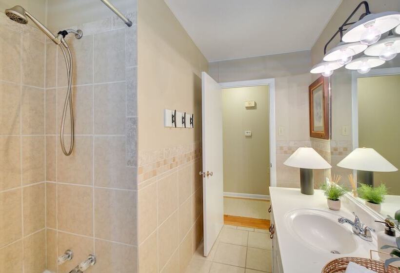 Lake Hamilton Home: 5 Mi To Hot Springs!