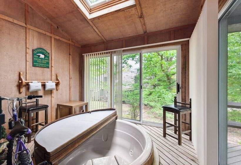 Lake Harmony Home W/ Screened Porch & Hot Tub!