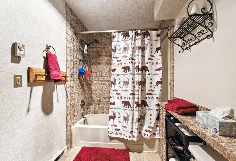 Lake Harmony Home W/ Screened Porch & Hot Tub!