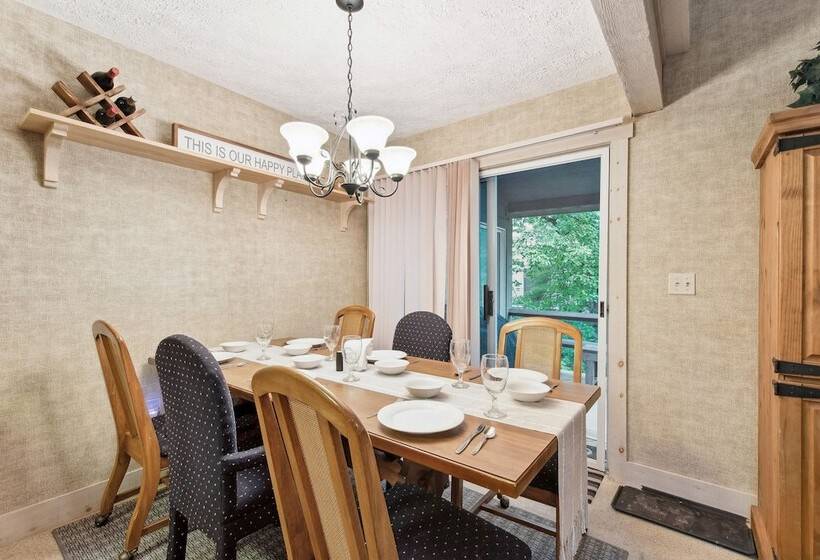 Lake Harmony Home W/ Screened Porch & Hot Tub!