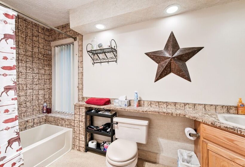 Lake Harmony Home W/ Screened Porch & Hot Tub!