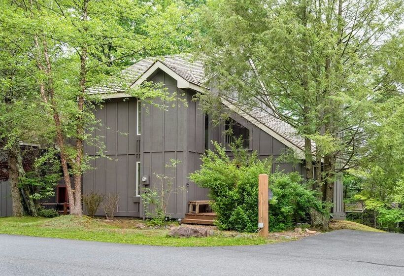 Lake Harmony Home W/ Screened Porch & Hot Tub!