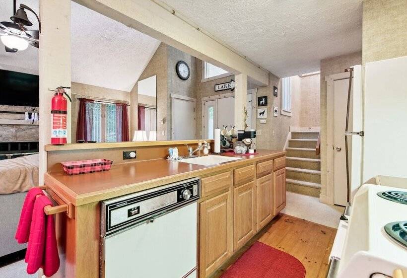 Lake Harmony Home W/ Screened Porch & Hot Tub!