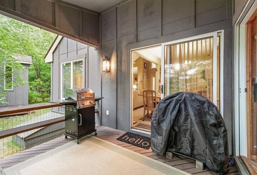 Lake Harmony Home W/ Screened Porch & Hot Tub!