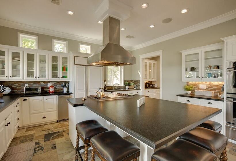 Lake Livingston Paradise: Outdoor Pool W/ Slide!