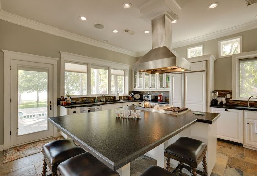 Lake Livingston Paradise: Outdoor Pool W/ Slide!