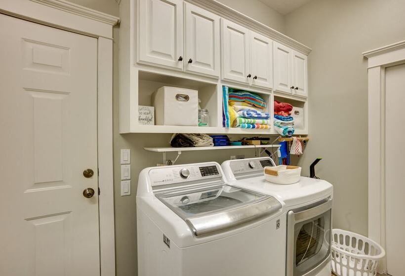 Lake Livingston Paradise: Outdoor Pool W/ Slide!