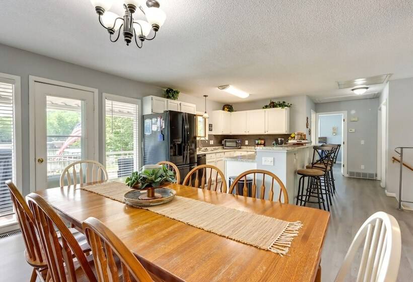 Fire Pit & Dock: Lake Of The Ozarks Retreat!