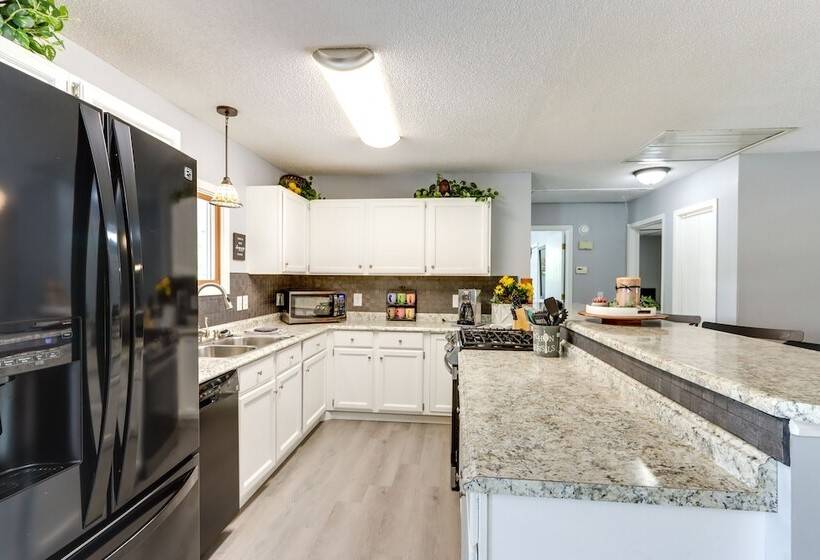 Fire Pit & Dock: Lake Of The Ozarks Retreat!