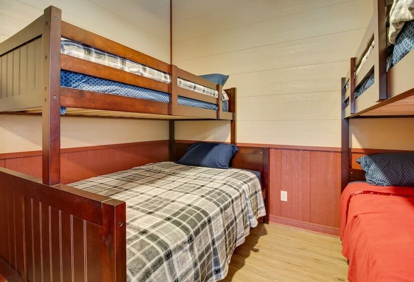 Lakefront Bull Shoals Cabin Rental: Pets Welcome!