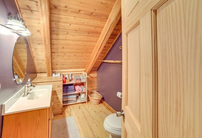 Lakefront Cabin W/ Dock & Trails, Mins To Town!