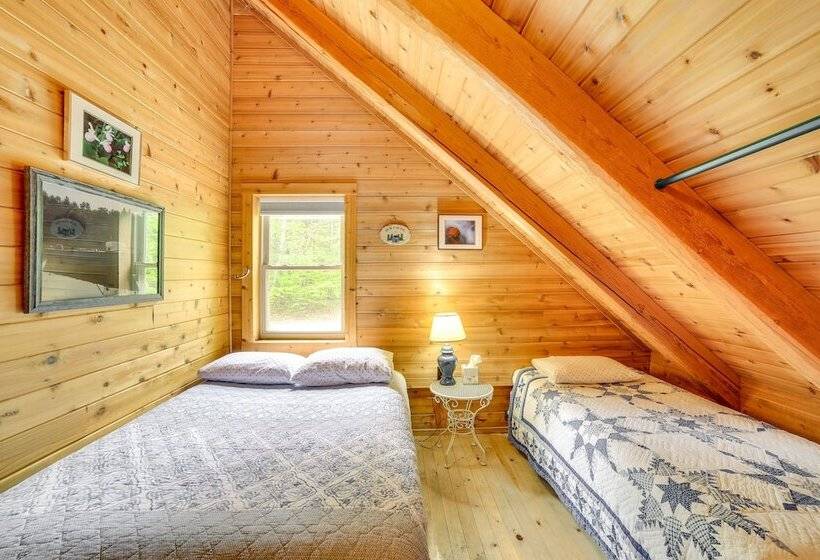 Lakefront Cabin W/ Dock & Trails, Mins To Town!